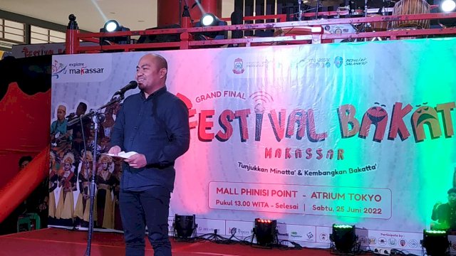 Kepala Dinas Pariwisata (Kadispar) Kota Makassar, Muhammad Roem saat membuka Grand Final Festival Bakat Makassar yang dilaksanakan di Mall Phinisi Point Makassar pada Sabtu (25/6/2022). (foto: Pemkot Makassar)