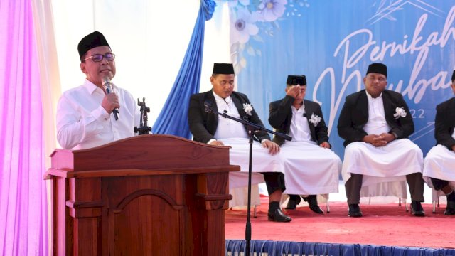 Wali Kota Makassar Moh. Ramdhan "Danny" Pomanto saat menghadiri pernikahan 9 pasang santri yayasan Al Bayan Hidayatullah di Bumi Tamalanrea Permai Blok M No 26 Makassar, Sabtu (25/6/2022). (foto: Pemkot Makassar)