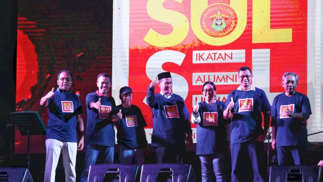 Ketua Ikatan Alumni (IKA) Universitas Hasanuddin Makassar Cabang Provinsi Sulsel, Danny Pomanto bersama Ketua Umum IKA Unhas Andi Amran Sulaiman beserta kader IKA Unhas di Kebun Tokka Kabupaten Maros, Sabtu malam (25/6/2022). (foto: Pemkot Makassar)