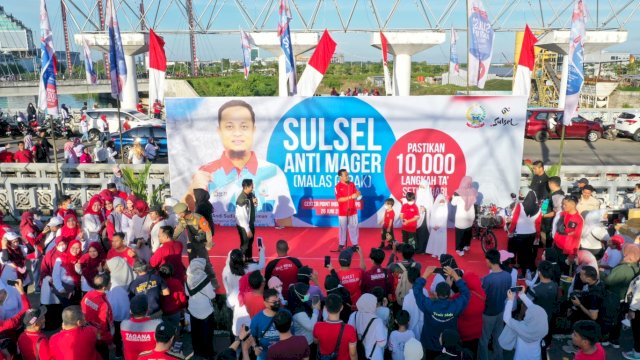 Gubernur Sulawesi Selatan saat melepas peserta Sulsel Anti Mager (Malas Bergerak) "Pastikan 10.000 Langkah Ta Setiap Hari" di Center Point of Indonesia (CPI), Minggu, (26/6/2022). (foto: Pemprov Sulsel)