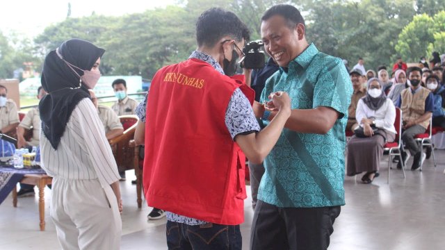 Bupati Takalar Syamsari, menerima mahasiswa Kuliah Kerja Nyata (KKN) Tematik Universitas Hasanuddin gelombang 108 di Tribun Lapangan Makkatang Dg Sibali, Takalar, pada Senin (27/6/2022). (Foto: ABATANEWS/Imam)