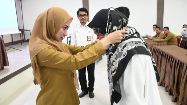 Bupati Luwu Utara Indah Putri menghadiri bimtek sistem manajemen keselamatan konstruksi, di Aula Hotel Bukit Indah, pada Senin (27/06/2022), yang bekerja sama dengan Kementerian PUPR. (Foto: ABATANEWS/Imam)