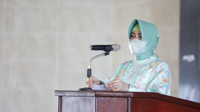 Ketua TP PKK Kota Makassar Indira Jusuf Ismail saat menghadiri pelantikan pengurus Komunitas Ibu Cerdas Indonesia (KICI), di Aula Dinas Pendidikan Kota Makassar. Jalan Anggrek, Senin (27/6/2022). (foto: Pemkot Makassar)