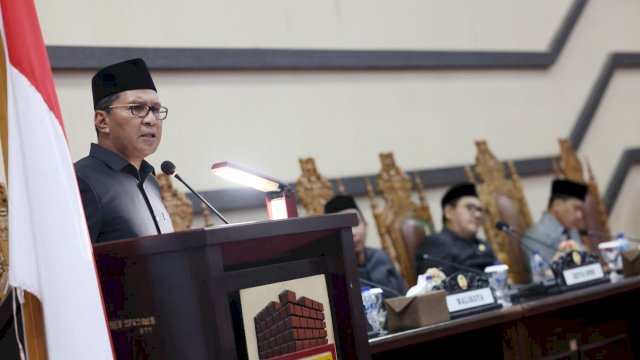 Wali Kota Makassar Moh Ramdhan “Danny” Pomanto dalam Rapat Paripurna Ketujuh Masa Persidangan Ketiga Tahun Sidang 2021/2022 DPRD Kota Makassar mengenai pendapat akhir fraksi-fraksi terhadap Ranperda tentang Pertanggungjawaban Pelaksanaan APBD Tahun 2022 di Ruang Rapat Paripurna DPRD Makassar, Senin (27/6/2022). (foto: Pemkot Makassar)