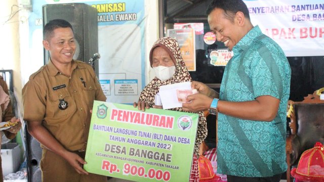 Bantuan Bupati Takalar disalurkan di dua desa berbeda. (foto: Pemkab Takalar)