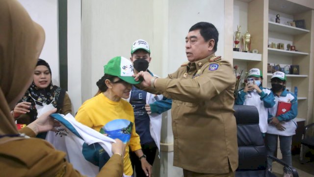 Sekretaris Daerah Provinsi Sulsel, Abdul Hayat Gani, melepas kontingen Komite Olahraga Rekreasi Masyarakat Indonesia (Kormi) Sulsel, untuk mengikuti Festival Olahraga Rekreasi Nasional (Fornas) di Palembang, yang akan digelar pada 29 Juni hingga 7 Juli mendatang. (Foto: ABATANEWS/Wahyuddin)