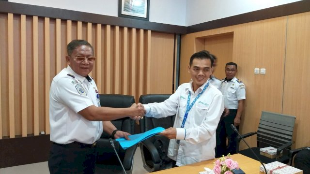 Penandatanganan oleh Kepala Kantor Unit Penyelenggara Pelabuhan (KUPP) Kelas II Garongkong, M. Arifin bersama Regional Head 4 Pelindo Enriany Muis yang diwakili oleh Manager Project Management Officer Transformasi Petikemas Pelindo Regional 4, Zaidan Gamel di Kantor Unit Penyelenggara Pelabuhan Kelas II Garongkong di Barru, Senin (27/6/2022).