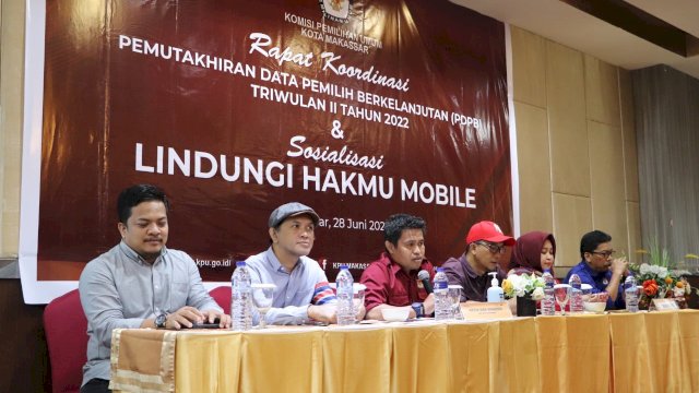 Komisi Pemilihan Umum (KPU) Kota Makassar melaksanakan Rapat Koordinasi (Rakor) Pemutakhiran Data Pemilih Berkelanjutan (PDPB) Triwulan II tahun 2022 sekaligus Sosialisasi lindungi hakmu mobile, yang berlangsung di Hotel Remcy Makassar Selasa (28/6/2022). (foto: KPU Makassar)