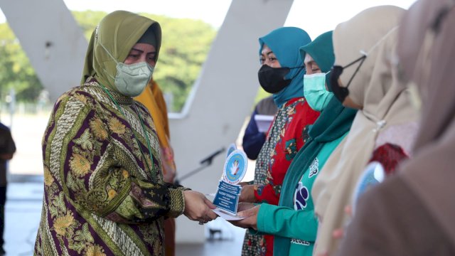 Ketua TP PKK Kota Makassar, Indira Jusuf Ismail saat memberi penghargaan kepada puskesmas di puncak peringatan hari Tuberkulosis se dunia yang dilaksanakan di Lapangan Tribun Karebosi, Makassar, Selasa (28/6/2022). (foto: Pemkot Makassar)