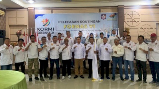 Ketua Koni Provinsi Gorontalo, Ketua KORMI Provinsi Gorontalo, Ketua induk Olahraga se Provinsi Gorontalo, Sekdaprov Gorontalo, Kepala Dinas Pendidikan, Pemuda dan Olahraga serta perwakilan saat pelepasan atlet yang akan mengkuti Fornas di Palembang. (foto: ist)