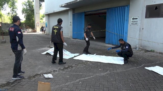 Tim Forensik RS Bhayangkara Makassar melakukan evakuasi mahasiswi asal Toraja yang jatuh di lantai 6 Gedung Graha Pena, Makassar, Rabu (29/6/2022). (foto: Abatanews)