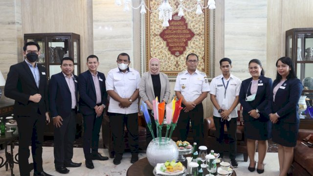 Rombongan Marcure Hotel saat bertemu dengan Wali Kota Makassar Moh Ramdhan “Danny” Pomanto di kediaman pribadinya, Jalan Amirullah, Rabu (29/6/2022). (foto: Pemkot Makassar)