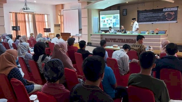 Diskominfo SP Luwu Utara, Arief R. Palallo, saat menjadi Narasumber pada kegiatan Dialog Pemangku Kepentingan yang dilaksanakan LPPM-IPB University bersama IFC, OFI dan Crowde, Rabu (29/6/2022), di Aula Kantor Bappelitbangda Luwu Utara. (Foto: ABATANEWS/Imam)