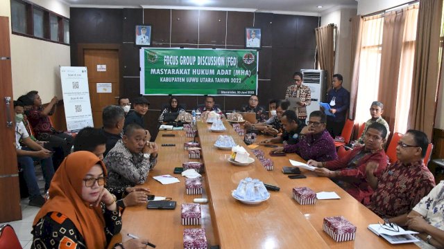 Sebagai upaya tindak lanjut Peraturan Daerah (Perda) Kabupaten Luwu Utara No. 2 tahun 2020 tentang Pengakuan Masyarakat Hukum Adat maka perintah daerah Kabupaten Luwu Utara menggelar focus group discussion, pada Kamis (30/06/2022). (Foto: ABATANEWS/Imam)