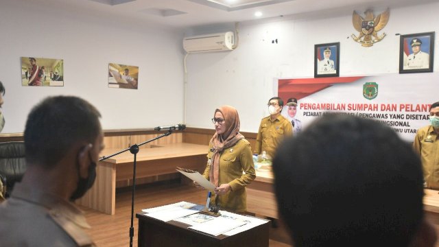 Bupati Luwu Utara, Indah Putri Indriani melantik sebanyak 18 ASN eselon IV lingkup Pemerintah Luwu Utara ke dalam jabatan fungsional, yang berlangsung di Ruang command center, kantor Bupati Luwu Utara (31/05/2022). (Foto: ABATANEWS/Imam) 