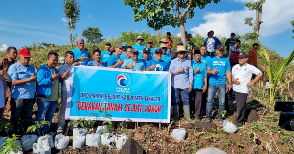 Ketua Gelora Sulsel Tanam 2000 Pohon di Towata Takalar