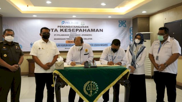 PT Pelabuhan Indonesia (Persero) Regional 4 bersama Kejaksaan Tinggi (Kajati) Sulawesi Selatan melakukan penandatanganan kesepakatan bersama atau Memorandum of Understanding (MoU) tentang Penanganan Masalah Hukum Bidang Perdata dan Tata Usaha Negara. (Foto: ABATANEWS/Wahyuddin) 