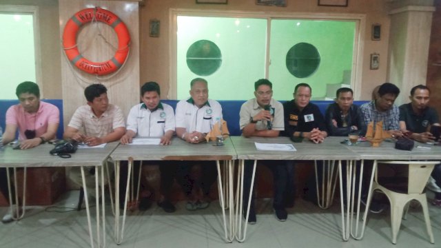 Ketua PORDI Sulsel, Andi Baso Ryadi Mappasule (kelima dari kiri) saat memimpin sesi press converence terkait seleksi atlet Cabor domino di Cafe Black Sea, Jl Sultan Alauddin, Makassar, Sabtu (4/6/2022). (foto: Abatanews) 