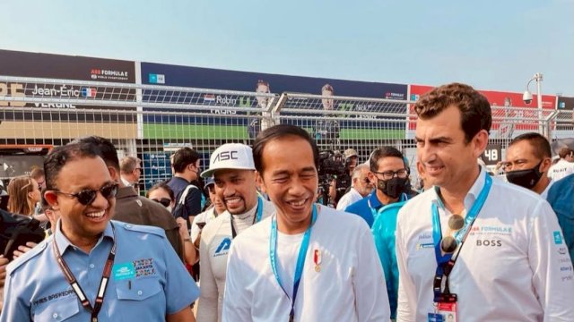 Gubernur DKI Jakarta Anies Baswedan (kiri), Presiden RI Joko Widodo (tengah) dan Chief Championship Officer dan Co-Founder Formula E, Alberto Longo. (Foto: Instagram @albertolongoformulae) 