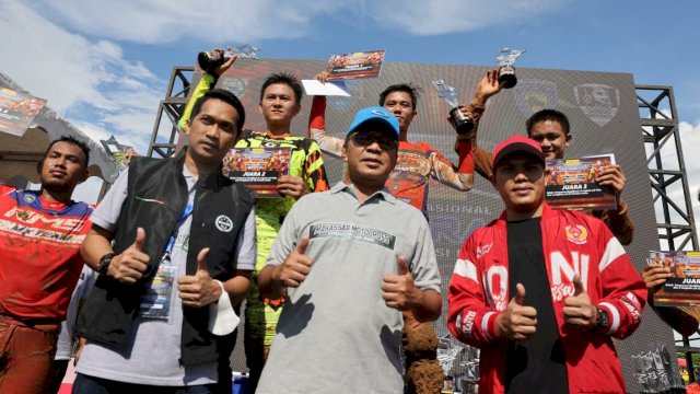 Wali Kota Makassar Moh Ramdhan “Danny” Pomanto menghadiri pembukaan Makassar Motorcross Championship 2022 yang di gelar di Tanjung Bunga Makassar, pada Ahad (5/6/2022). (Foto: ABATANEWS/Wahyuddin) 