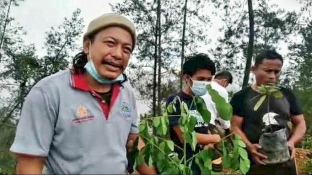 Provinsi Sulsel mendapatkan satu penerima kalpataru dari Kementerian Lingkungan Hidup atas nama Rasely Sinampe pendeta Gereja Toraja. Rasely dinyatakan sebagai salah satu dari 10 penerima penghargaan KALPATARU pada kategori Pembina Lingkungan Hidup. (Foto: ABATANEWS/Imam) 