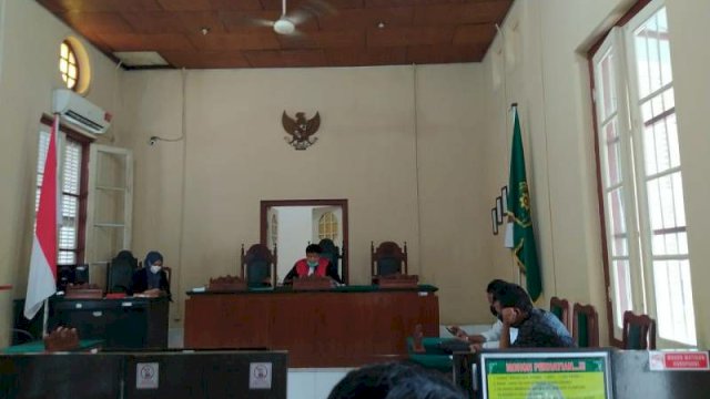 Ernawati Yohanis dan Ahimsa Said sebagai tersangka dalam kasus dugaan pemalsuan surat atas lahan eks Kebun Binatang Makassar. (Dok ABATANEWS/Imam) 