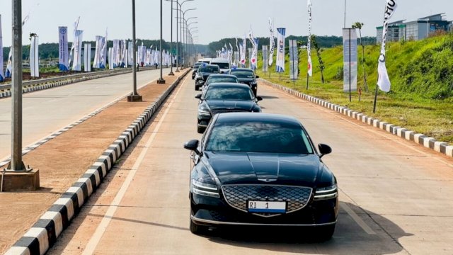 Presiden Joko Widodo dan Ibu Iriana Joko Widodo menumpangi mobil listrik dalam kunjungan kerjanya di Kawasan Industri Terpadu Batang, Kabupaten Batang, Provinsi Jawa Tengah, Rabu (8/6/2022). (Foto: Setpres) 