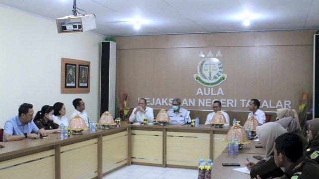 Ketua Badan Narkotika Nasional (BNK) Kabupaten Takalar H. Achmad Se're bersama Kajari Takalar Salahuddin, membahas rencana pembangunan Bale Restorative Justice (RJ) rehabilitasi narkotika, pada Rabu (8/6/2022). (Foto: ABATANEWS/Wahyuddin) 