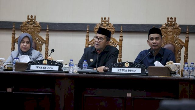 Wali Kota Makassar Moh Ramdhan “Danny” Pomanto hadir memenuhi undangan rapat DPRD Makassar untuk menjelaskan rancangan peraturan daerah tentang pertanggungjawaban pelaksanaan APBD Tahun anggaran 2021 di ruangan rapat paripurna DPRD Makassar (7/6/2022). (Foto: ABATANEWS/Wahyuddin) 