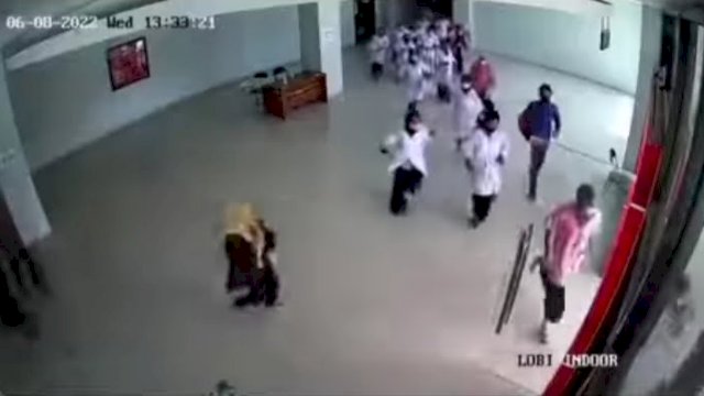 Rekaman CCTV menunjukkan orang-orang berhamburan keluar meninggalkan gedung Kampus Unsulbar Majene, saat terjadi gempa dengan bermagnitudo 5,8 di Kabupaten Mamuju, pada Rabu (8/6/2022).