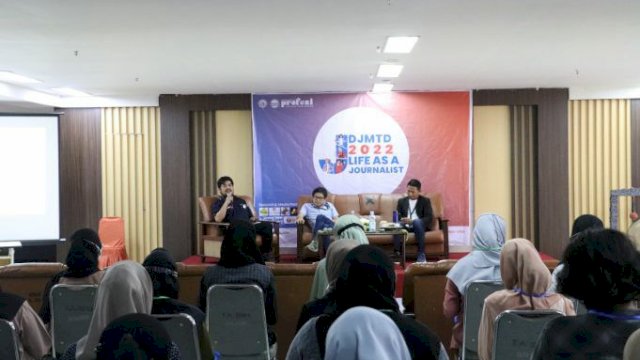 Lembaga Pers Mahasiswa (LPM) Profesi Universitas Negeri Makassar (UNM) tahun ini kembali menggelar Diklat Jurnalistik Mahasiswa Tingkat Dasar (DJMTD) 2022. Diklat ini digelar secara langsung di Ballroom Pinisi, pada Kamis (9/6/2022). (Foto: ABATANEWS/Wahyuddin) 