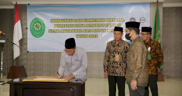 Danny Tandatangani Komitmen Bersama Zona Integritas Pengadilan Negeri Makassar