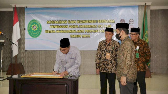 Pengadilan Negeri Makassar telah melaksanakan sosialisasi dan komitmen bersama penerapan Zona Integritas Wilayah Bebas Korupsi dan Sistem Manajemen Anti Penyuapan (SMAP) di Lingkungan Pengadilan Negeri (PN) Makassar, Jumat (10/6/2022). (Foto: ABATANEWS/Wahyuddin) 