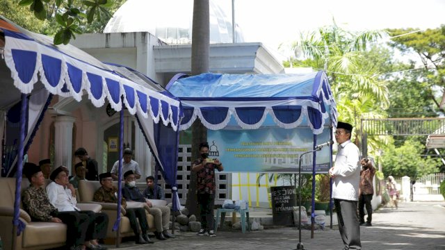 Wali Kota Makassar, Moh. Ramdhan ‘Danny’ Pomanto melakukan peletakan batu pertama rehabilitasi pembangunan masjid Imamul Hakimin Pengadilan Negeri (PN) Makassar Kelas 1A Khusus, pada Jumat (10/5/2022). (Foto: ABATANEWS/Imam) 