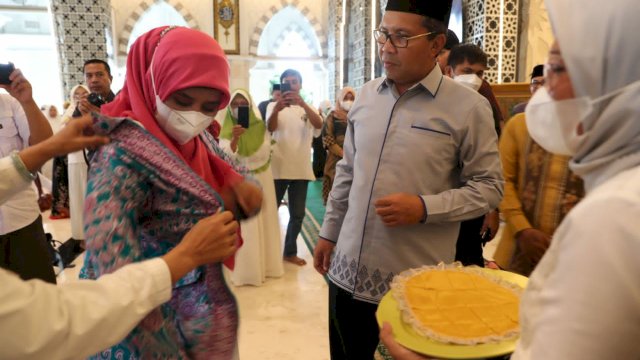 Wali Kota Makassar, Moh. Ramdhan ‘Danny’ Pomanto secara resmi melakukan prosesi melepas Calon Jamaah Haji (CJH) di Mesjid Raya, pada Jumat (10/6/2022). (Foto: ABATANEWS/Imam) 