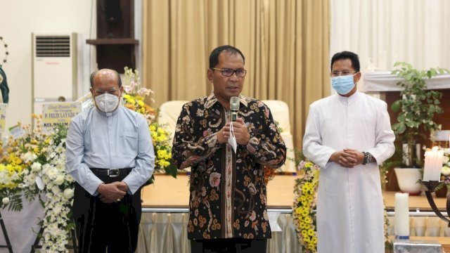 Wali Kota Makassar Moh. Ramdhan "Danny" Pomanto menyampaikan duka mendalam masyarakat Makassar, atas wafatnya Pastor Felix Layadi, Imam diosesan keuskupan agung Makassar. (Foto: ABATANEWS/Wahyuddin) 