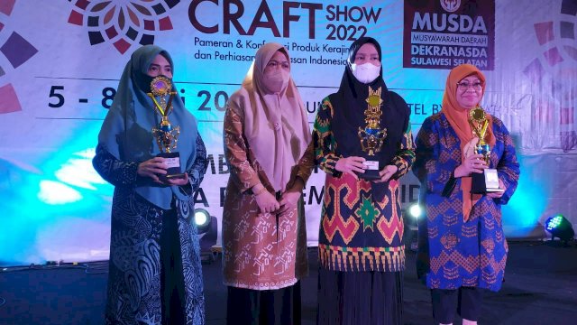 Dewan Kerajinan Nasional Daerah (Dekranasda) Kabupaten Luwu Utara menerima dua penghargaan sekaligus pada event Sulsel Craft Show 2022 yang dilangsungkan di Hotel Four Point by Sheraton Makassar baru-baru ini. (Istimewa) 