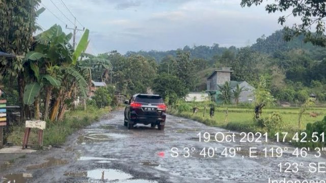 Kondisi jalan di Paleteang - Malaga - Kabere di Kabupaten Enrekang, Sulsel yang mengalami rusak berat dan akan segera dibenahi melalui alokasi PAGU senilai Rp.18,2 M. (foto: Humas Pemprov Sulsel)