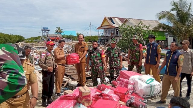 BPBD Takalar, Dinsos Takalar, TNI dan Polri diterjunkan dalam membantu warga yang terdampak angin puting beliung di Kepulauan Tanakeke, Takalar. 