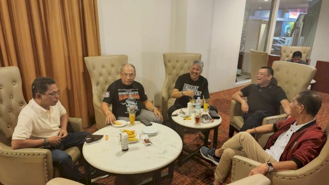 Ilham Arif Sirajuddin bersama Irwan Hamid dan Amirullah di Hotel Claro, Makassar, pada Sabtu (11/6/2022) malam. (Istimewa) 