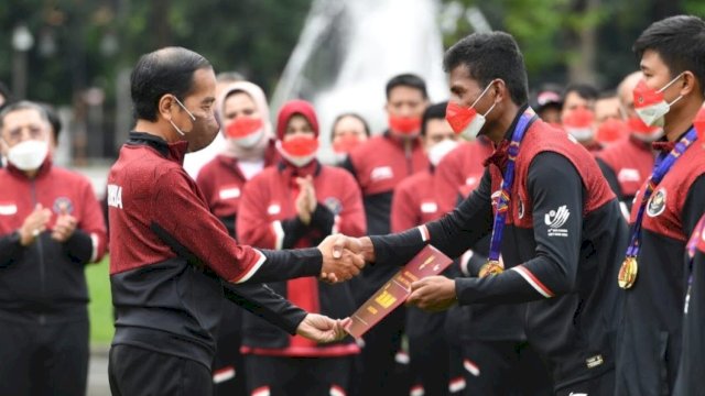 Presiden Joko Widodo menerima sekaligus memberikan bonus dan apresiasi kepada para atlet SEA Games ke-31 Vietnam, di halaman depan Istana Merdeka, Jakarta, pada Senin (13/6/2022). Presiden Jokowi mengaku bangga atas raihan medali yang berhasil dibawa pulang oleh para atlet ke Tanah Air. (Foto: BPMI Setpres) 