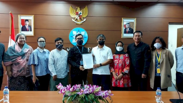 Sejumlah organisasi jurnalis di Sulawesi Selatan (Sulsel) melalui Koalisi Kebebasan Pers Sulsel resmi menyerahkan surat pernyataan sikap dukungan terhadap enam media yang digugat secara perdata di Pengadilan Negeri (PN) Makassar. (Istimewa) 