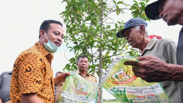 Gubernur Sulawesi Selatan, Andi Sudirman Sulaiman melakukan peninjauan pada lahan persawahan yang menggunakan ‘Mandiri Benih’ di Dusun Polewali, Desa Salemba, Kecamatan Ujung Loe, Kabupaten Bulukumba. (Foto: ABATANEWS/Wahyuddin) 