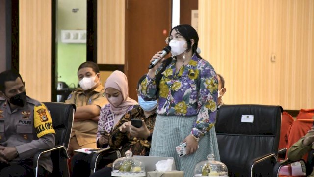 Febrina saat berbicara di hadapan Dewan Kota dan Tim Pelaksana Smart City di acara Bimtek Pertama Penyusunan Master Plan Smart City, Senin (13/6/2022) di Aula La Galigo Kantor Bupati Luwu Utara. (Foto: ABATANEWS/Imam) 