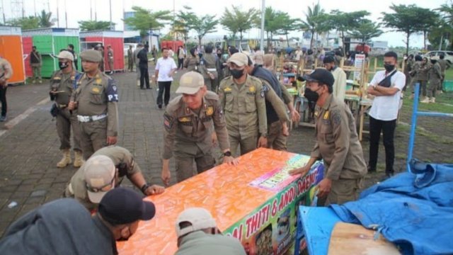 Sekitar 20 lapak pedagang yang mencari nafkah di kawasan Central Point Of Indonesia (CPI) ditertibkan Satpol PP Sulsel, pada Rabu (15/6/2022) pagi. (Instagram @satpolppsulsel) 