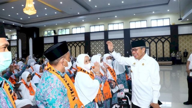 Wali Kota Parepare, Taufan Pawe (TP) memimpin penyerahan Jemaah Calon Haji (JCH) asal Kota Parepare untuk bergabungke JCH Kloter Pertama Embarkasi Makassar, di Asrama Haji, Kota Makassar, pada Kamis (16/6/2022). (Foto: ABATANEWS/Imam) 