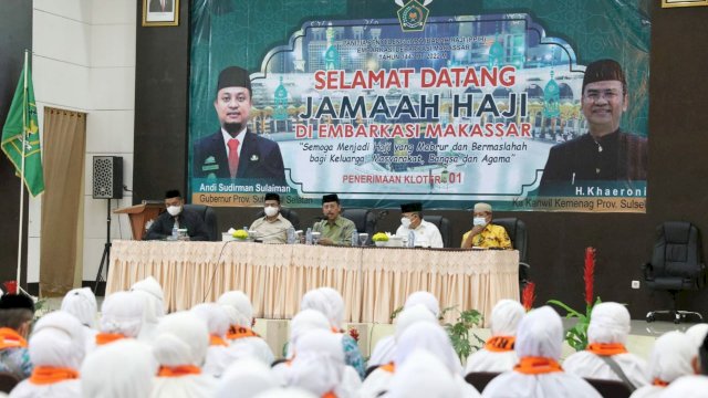 Sekretaris Daerah Kota Makassar, Muh Ansar melepas rombongan Jamaah Haji Kota Makassar Kloter 1 ke Embarkasi di Asrama Haji Sudiang, Kamis (16/06/2022). (Foto: ABATANEWS/Imam) 