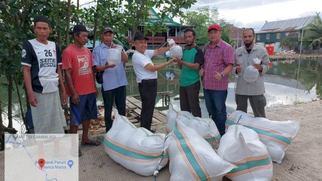 Pemerintah Provinsi (Pemprov) Sulsel menyalurkan bantuan benih udang windu ke Kabupaten Maros melalui Dinas Kelautan dan Perikanan Sulsel. (foto: Dok. DKP Sulsel)