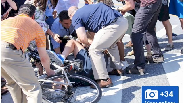 Presiden Amerika Serikat (AS) Joe Biden jatuh dari sepeda pada Sabtu (18/6/2022) waktu setempat. Biden jatuh di taman dekat rumahnya di Pantai Rehoboth, Delaware. (Foto: Daily Mail) 