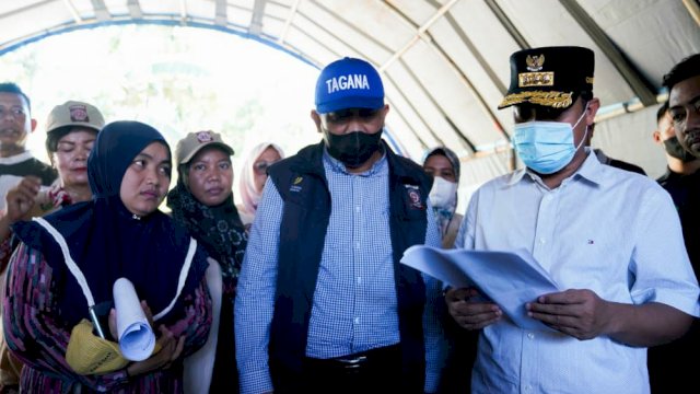 Gubernur Sulawesi Selatan Andi Sudirman Sulaiman mengunjungi warga korban angin puting beliung di RW Betang, Kelurahan Baju Bodo, Kecamatan Maros Baru, Kabupaten Maros, Minggu (19/6/2022). (Foto: ABATANEWS/Maros) 